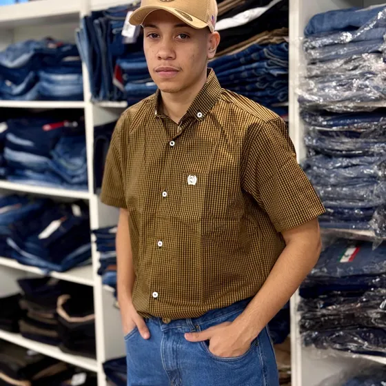 Camisas de manga curta em xadrez miúdo vestida no modelo