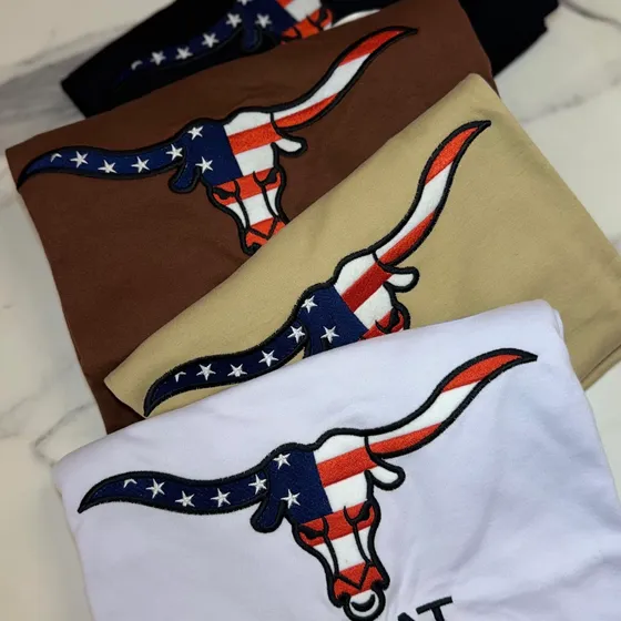 Camisetas de algodão egípcio da linha country dobradas sobre a mesa