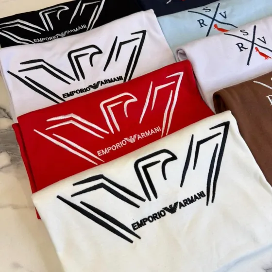 Camisetas de algodão egípcio lisas dobradas em várias cores