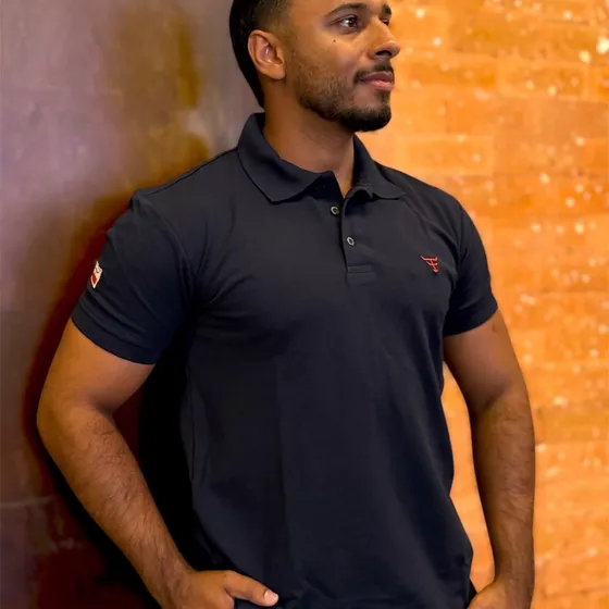 Camisas gola polo em piquê empilhadas em várias cores