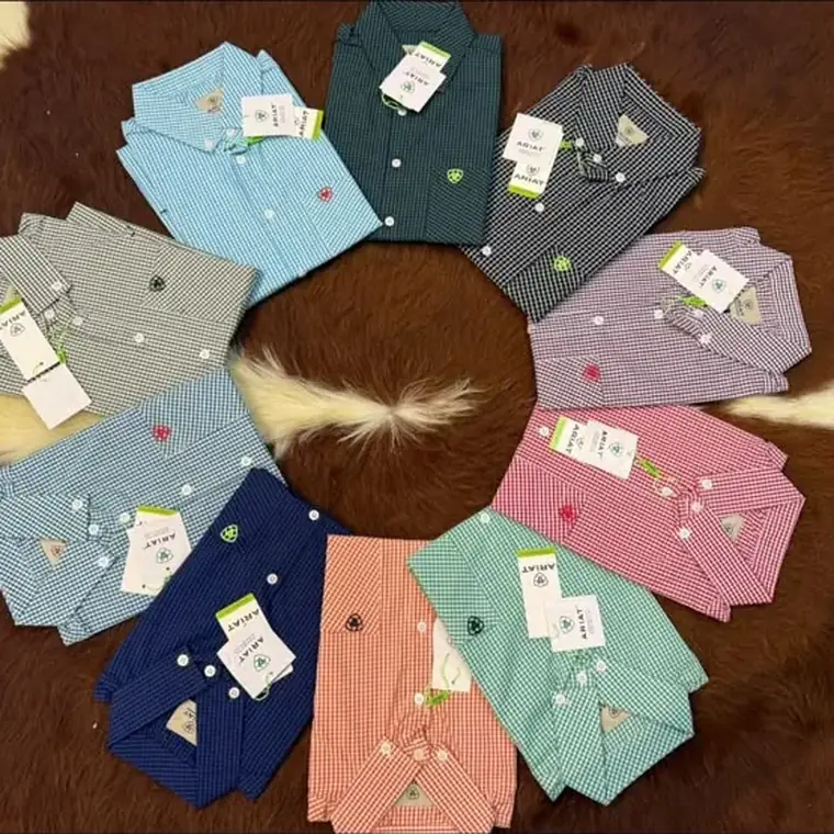 Camisas de manga curta em xadrez miúdo dispostas em círculo, em tons de azul, verde, rosa e marinho
