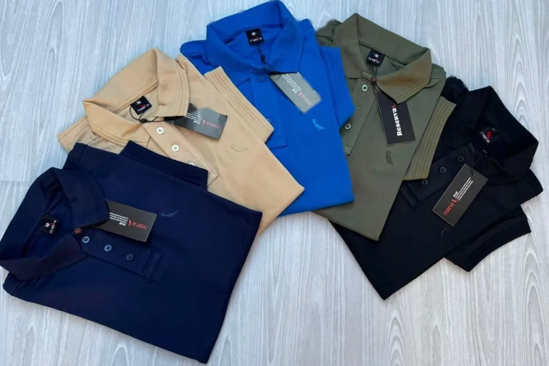 Camisas gola polo da DW Mens Wear dobradas em leque, nas cores azul, laranja, marrom, vinho e preto