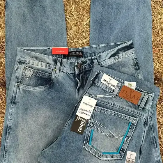 Calça country em jeans claro 14 onças sobre fardo de palha