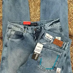 Calça country em jeans claro 14 onças sobre fardo de palha