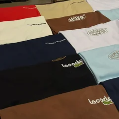 Camisetas de algodão egípcio lisas dobradas em várias cores