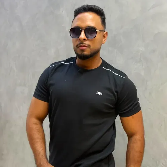Camiseta preta Dione Wilker vestida por um modelo