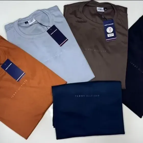 Camisetas plus size dobradas em azul, cinza, laranja e marrom