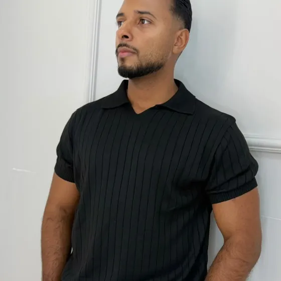 Homem vestindo camiseta gola polo de tricô canelado preta